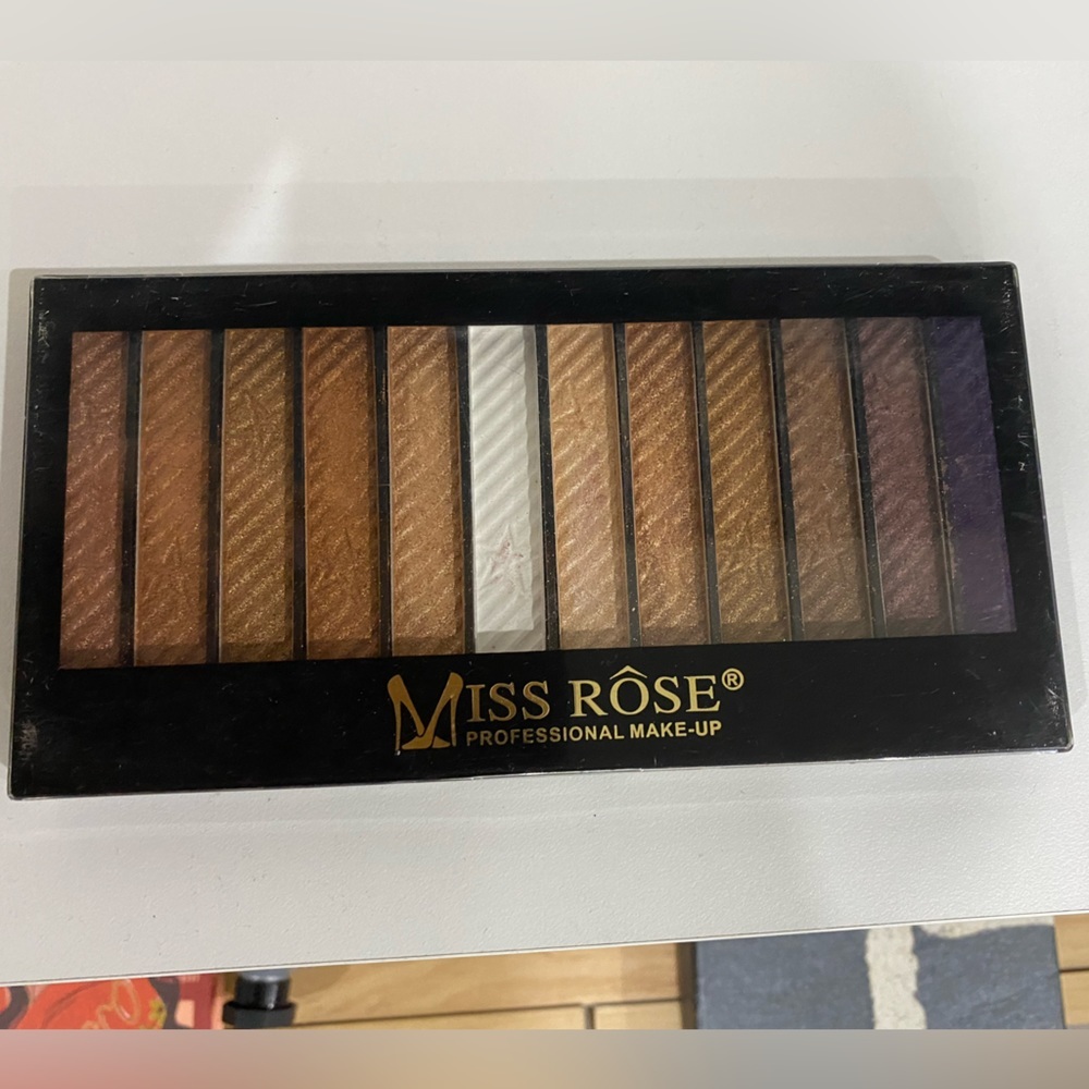 Miss rose eye shadow pallet